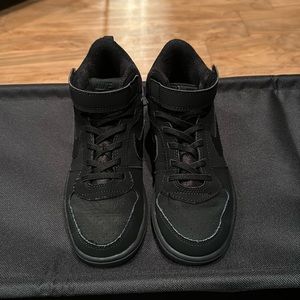 Boys Nike Court Borough Mid 2 size 2Y